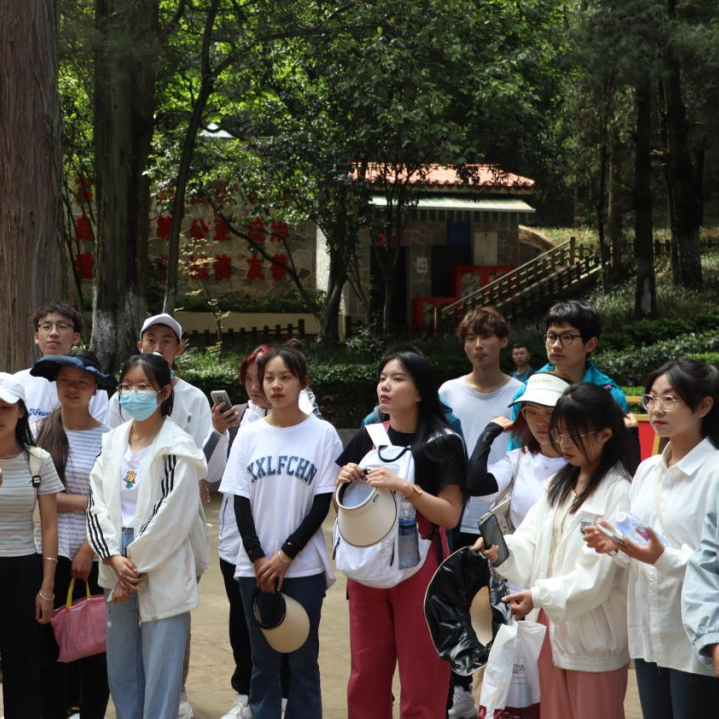 云南经济管理学院马克思主义学院组织思政课师生赴昆明西山森林公园现场教学活动 第 2 张