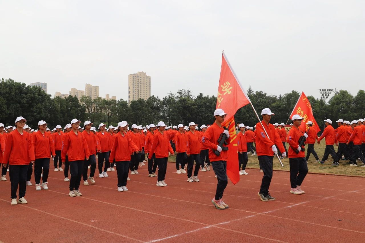 鲜衣怒马少年时 厉兵秣马点兵日——云南经济管理学院医学院军训结业典礼 第 4 张 鲜衣怒马少年时 厉兵秣马点兵日——云南经济管理学院医学院军训结业典礼 第 4 张