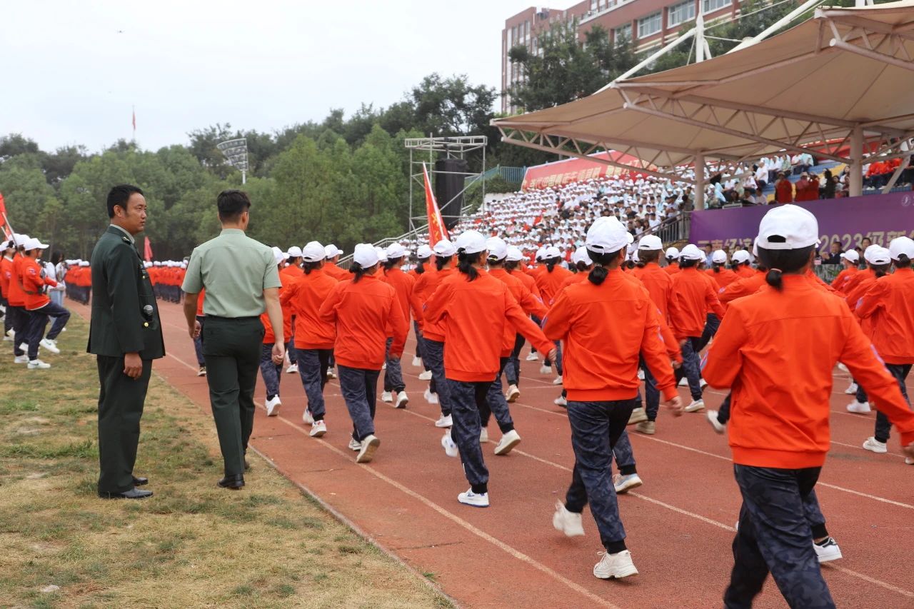 鲜衣怒马少年时 厉兵秣马点兵日——云南经济管理学院医学院军训结业典礼 第 5 张 鲜衣怒马少年时 厉兵秣马点兵日——云南经济管理学院医学院军训结业典礼 第 5 张