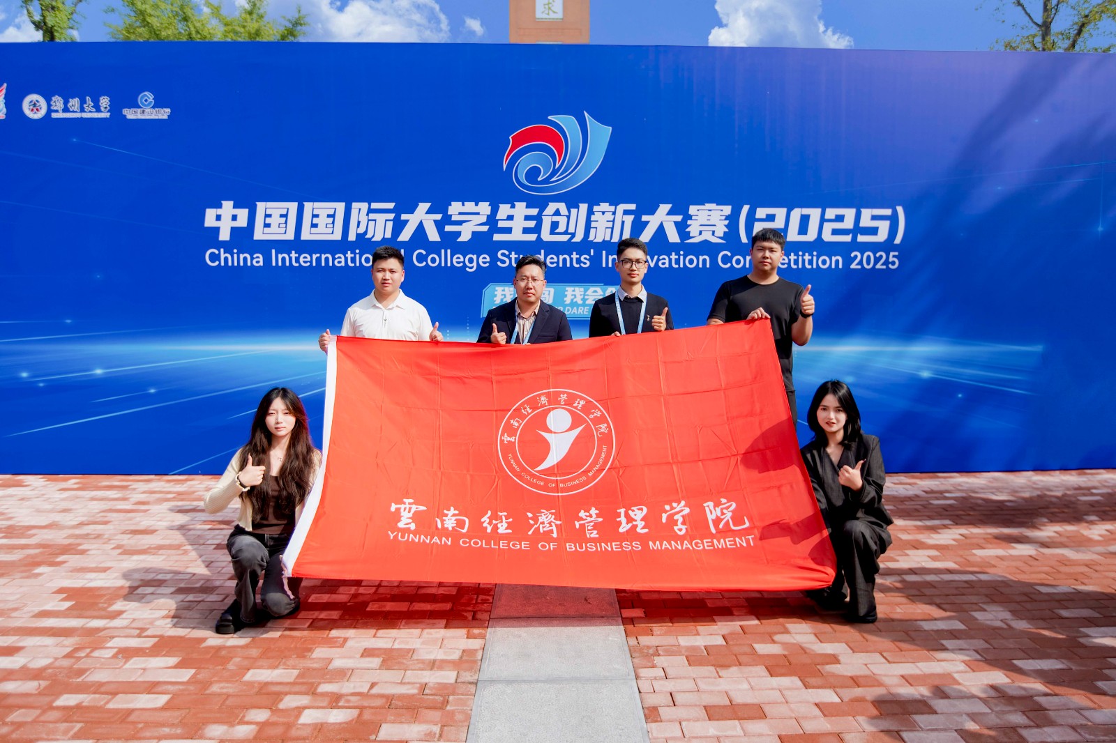 身家千万,他从云经管摆地摊开始! 第 1 张 身家千万,他从云经管摆地摊开始! 第 1 张