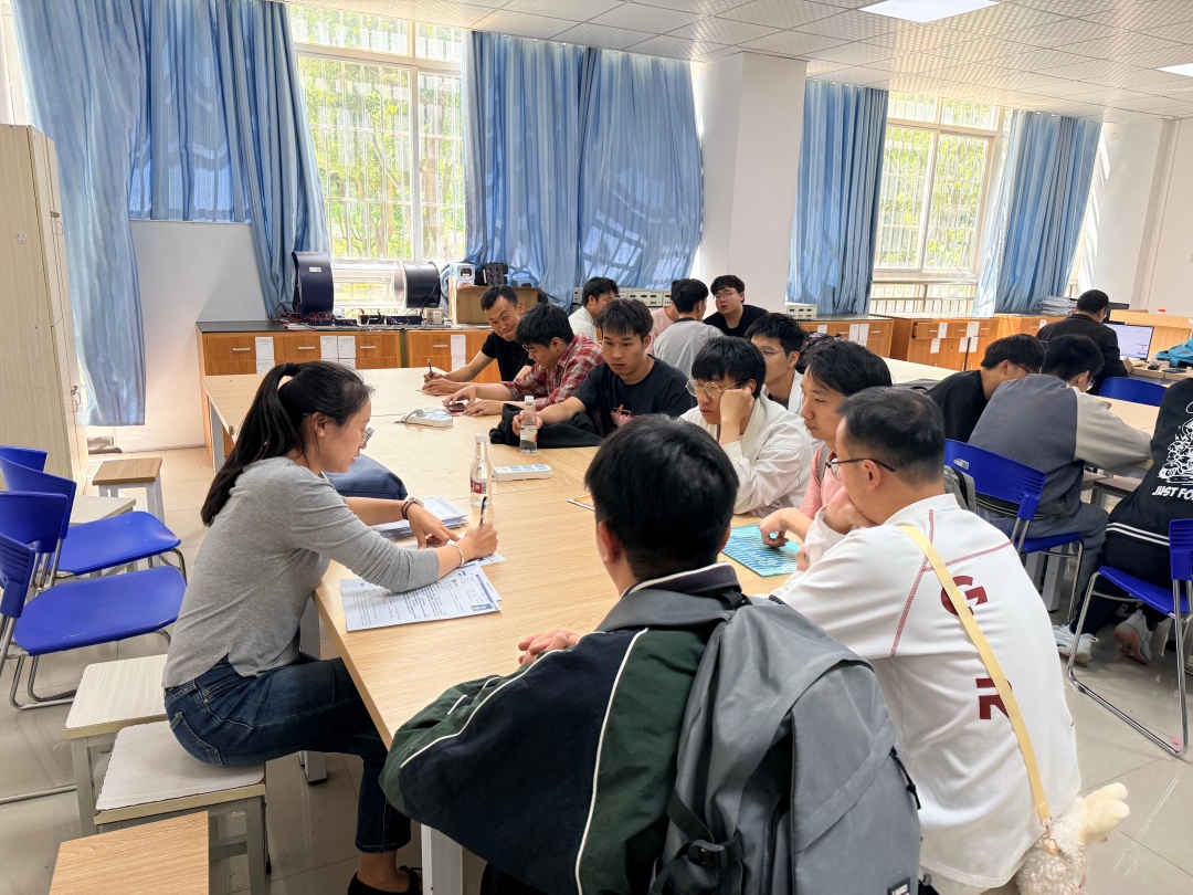 图七 现场面试(1).jpg 图七 现场面试(1).jpg