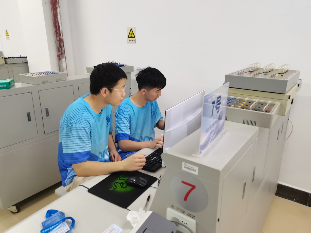 学生比赛现场(1).jpg 学生比赛现场(1).jpg