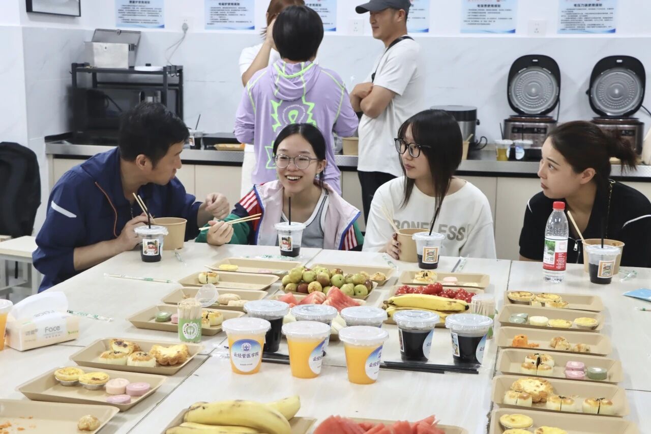 烟火启医路，温情赴新程—云经管医学院将以爱育人融进了迎新的温暖里 第 1 张